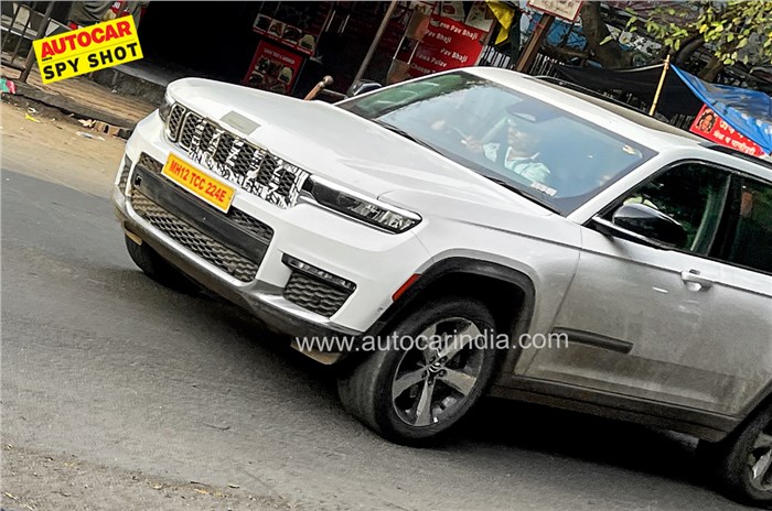Jeep Grand Cherokee spied front quarter 